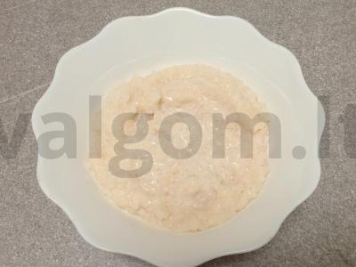 Ryžių košė su keptu pienu, persimonu, bananais, džiovintomis spanguolėmis, ličiais, kokosų aliejumi ir cukranendrių cukrumi Žingsnis 3