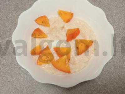 Ryžių košė su keptu pienu, persimonu, bananais, džiovintomis spanguolėmis, ličiais, kokosų aliejumi ir cukranendrių cukrumi Žingsnis 5