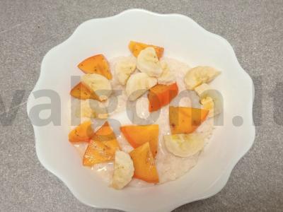 Ryžių košė su keptu pienu, persimonu, bananais, džiovintomis spanguolėmis, ličiais, kokosų aliejumi ir cukranendrių cukrumi Žingsnis 6