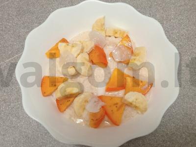 Ryžių košė su keptu pienu, persimonu, bananais, džiovintomis spanguolėmis, ličiais, kokosų aliejumi ir cukranendrių cukrumi Žingsnis 7