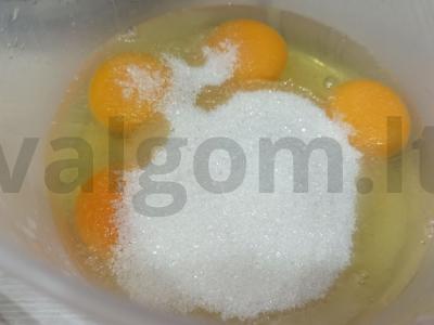 Biskvitinis ritinys su abrikosų uogiene Žingsnis 1