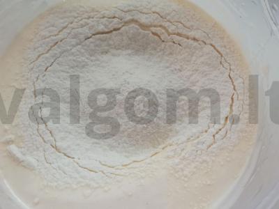 Biskvitinis ritinys su abrikosų uogiene Žingsnis 2