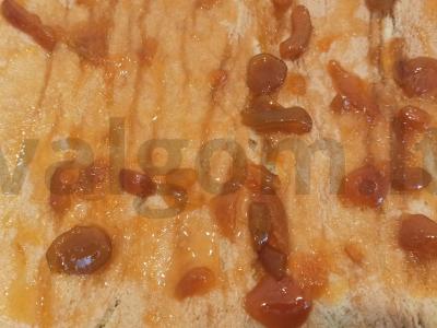 Biskvitinis ritinys su abrikosų uogiene Žingsnis 4