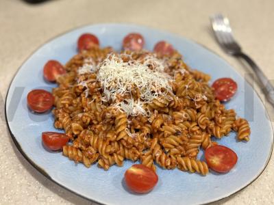 Makaronai su pomidorų pasta ir faršu pietums pagrindine nuotrauka