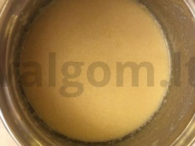 Kukurūzų košė su kokosų cukrumi ir džiovintomis spanguolėmis pagrindine nuotrauka