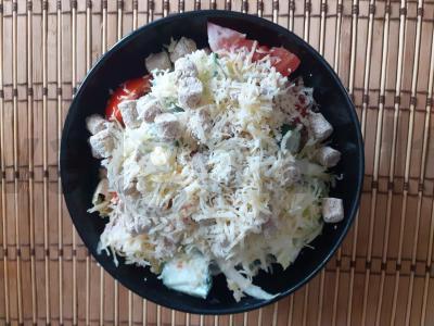 Daržovių salotas su avižų sėlenomis ir sūriu pagrindine nuotrauka