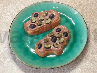 Skrebučiai su šokoladiniu kremu ir mėlynėmis pagrindine nuotrauka