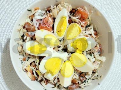 Maistingas salotas su daržovėmis, vištiena ir pupelėmis pagrindine nuotrauka