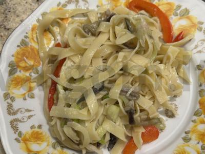 Makaronai su daržovėmis alyvuogių aliejuje pagrindine nuotrauka