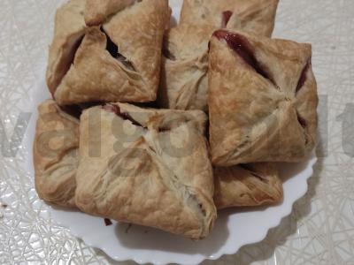 Greiti sluoksniuoti vokai su braškių uogiene pagrindine nuotrauka