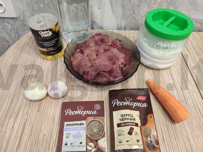 Vištienos kepenys keptuvėje, kepamos su svogūnais ir morkomis Žingsnis 1