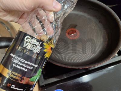 Vištienos kepenys keptuvėje, kepamos su svogūnais ir morkomis Žingsnis 2