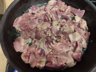 Vištienos kepenys keptuvėje, kepamos su svogūnais ir morkomis Žingsnis 3