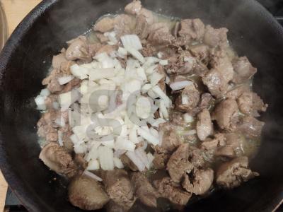 Vištienos kepenys keptuvėje, kepamos su svogūnais ir morkomis Žingsnis 4