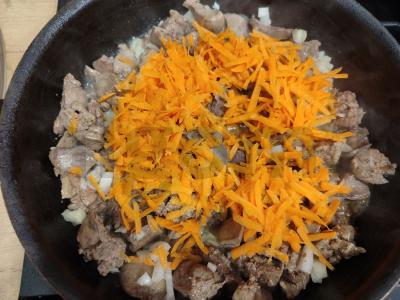 Vištienos kepenys keptuvėje, kepamos su svogūnais ir morkomis Žingsnis 5