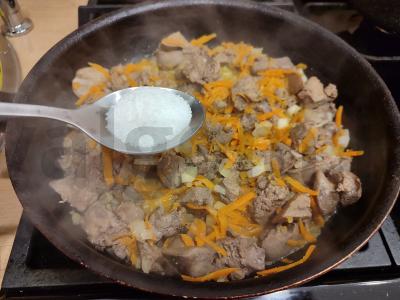 Vištienos kepenys keptuvėje, kepamos su svogūnais ir morkomis Žingsnis 6