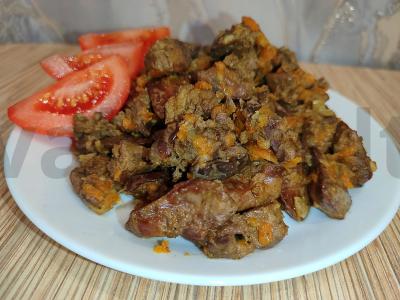 Vištienos kepenys keptuvėje, kepamos su svogūnais ir morkomis Žingsnis 9