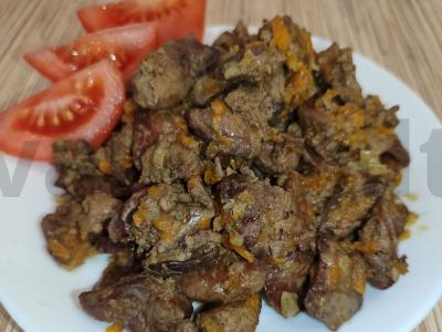 Vištienos kepenys keptuvėje, kepamos su svogūnais ir morkomis pagrindine nuotrauka