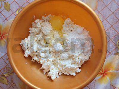 Švelnūs varškėčiai su šokolado įdaru Žingsnis 1