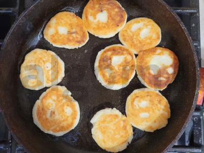 Švelnūs varškėčiai su šokolado įdaru Žingsnis 4