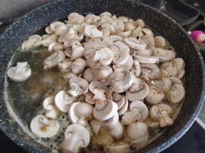 Grybų, vištienos ir daržovių sriuba Žingsnis 10