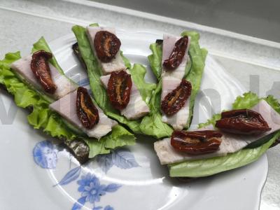 Sumuštiniai su rūkytomis šoninėmis ir džiovintais pomidorais pagrindine nuotrauka