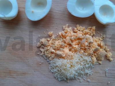 Kiaušiniai, įdaryti sūriu ir menkių ikrais Žingsnis 2