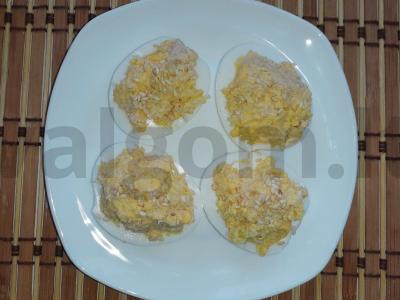 Kiaušiniai, įdaryti sūriu ir menkių ikrais pagrindine nuotrauka