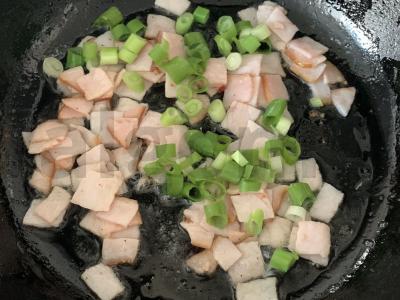 Grikių dribsniai su virta-rūkyta karbonaidu Žingsnis 4