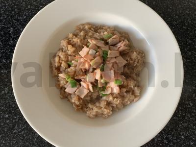 Grikių dribsniai su virta-rūkyta karbonaidu pagrindine nuotrauka