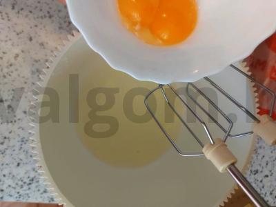 Klasikinė šarlotė su obuoliais Žingsnis 1