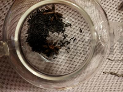 Juodasis arbata su juodąja serbentu ir imbieru Žingsnis 1