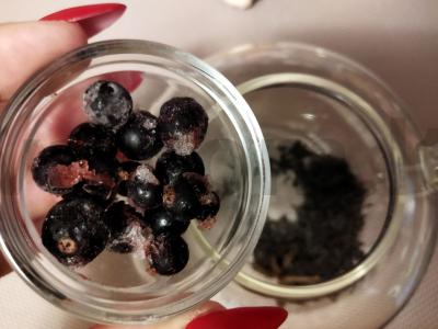 Juodasis arbata su juodąja serbentu ir imbieru Žingsnis 2