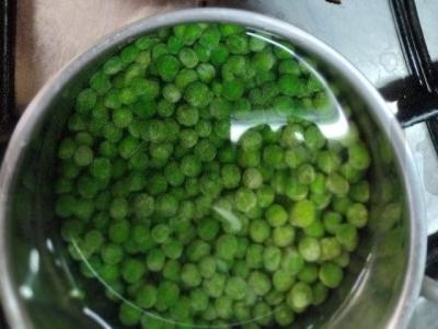 Žuvies salotos su žirneliais ir daržovėmis Žingsnis 1