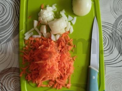 Žuvies salotos su žirneliais ir daržovėmis Žingsnis 2