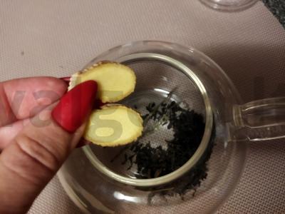 Juodasis arbata su juodąja serbentu ir imbieru Žingsnis 4