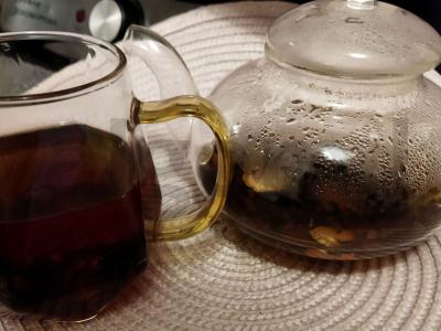 Juodasis arbata su juodąja serbentu ir imbieru pagrindine nuotrauka