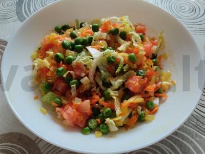 Žuvies salotos su žirneliais ir daržovėmis pagrindine nuotrauka