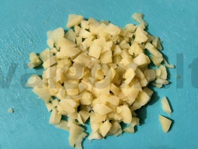 Olivje salotas su morkomis ir marinuotais agurkais Žingsnis 4