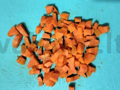 Olivje salotas su morkomis ir marinuotais agurkais Žingsnis 5