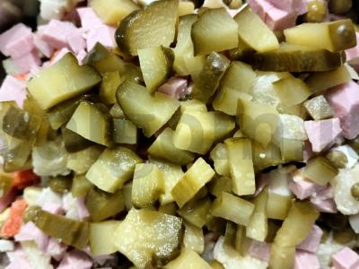 Olivje salotas su morkomis ir marinuotais agurkais Žingsnis 7