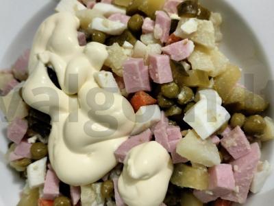 Olivje salotas su morkomis ir marinuotais agurkais Žingsnis 8