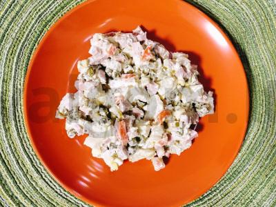 Olivje salotas su morkomis ir marinuotais agurkais Žingsnis 9