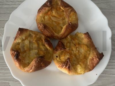 Kibinai su mielinėmis sluoksniuotu tešla, kopūstais ir ryžiais pagrindine nuotrauka