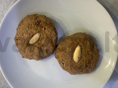 Šokoladiniai avižiniai migdolų sausainiai pagrindine nuotrauka