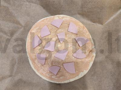 Pica su grybais, dešra ir sūriu ant paruoštos bazės Žingsnis 5