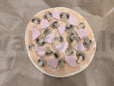 Pica su grybais, dešra ir sūriu ant paruoštos bazės Žingsnis 6