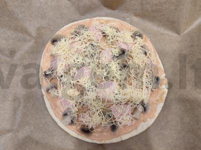 Pica su grybais, dešra ir sūriu ant paruoštos bazės Žingsnis 7