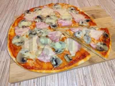 Pica su grybais, dešra ir sūriu ant paruoštos bazės pagrindine nuotrauka