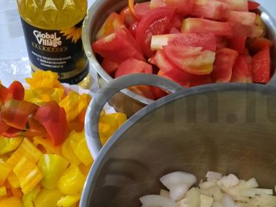 Lečo su paprikomis, pomidorais ir svogūnais Žingsnis 1